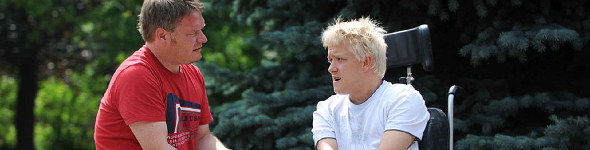 Mann im Rollstuhl mit Betreuer