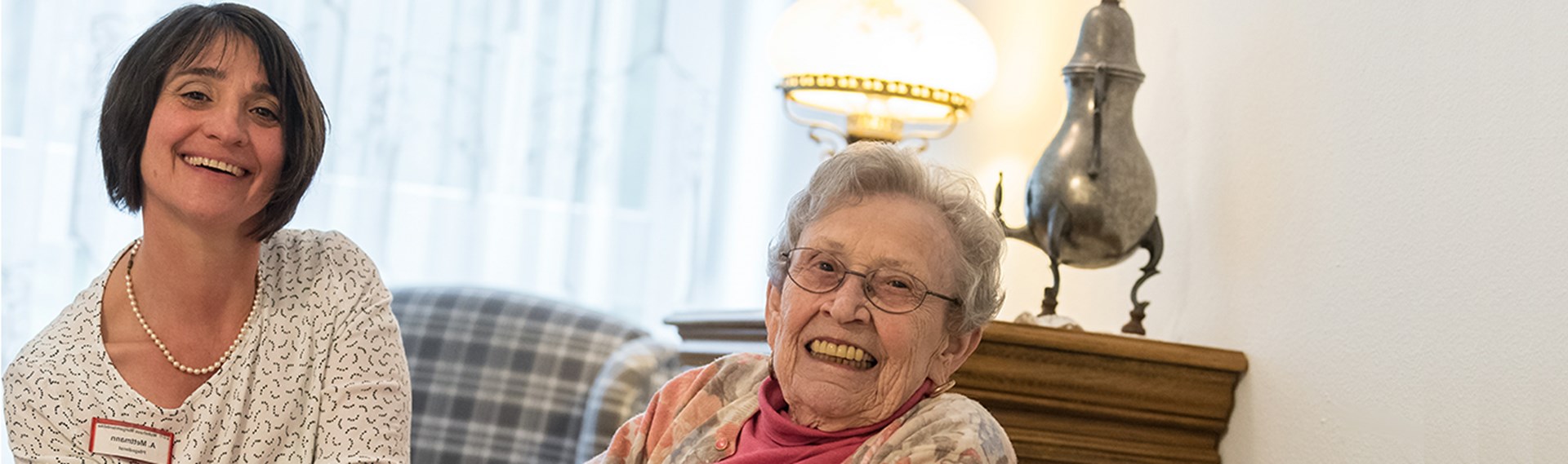 Ältere Dame mit Caritas-Mitarbeiterin