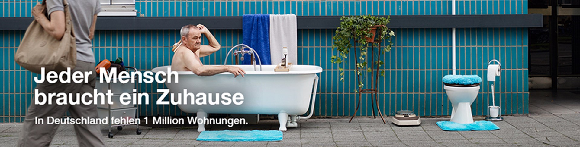 Älterer Mann sitzt in Badewanne im Freien