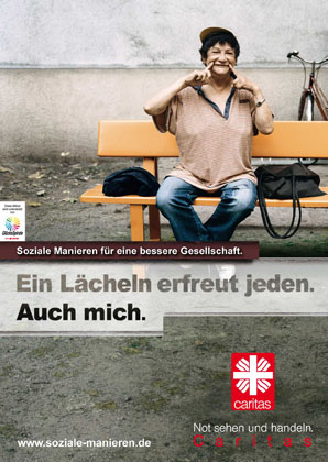 Arme Frau auf einer Bank, lächelnd