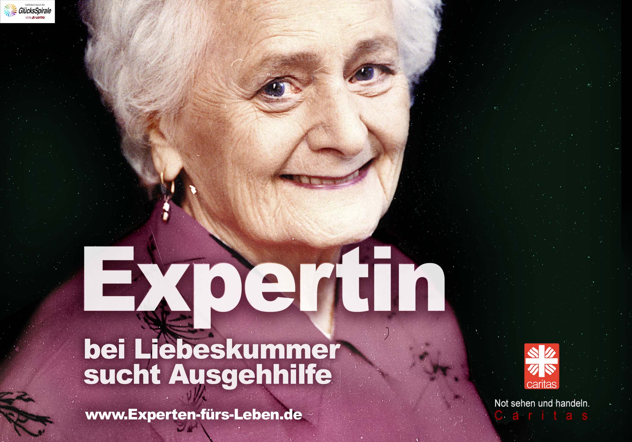 Ältere Frau schaut freundlich, auf dem Plakat steht 