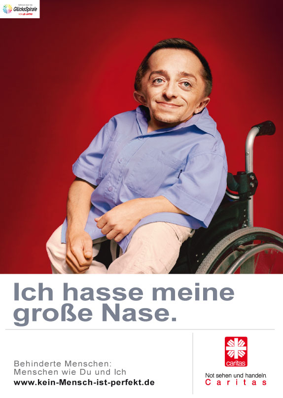 Ein Mann sitzt im Rollstuhl und sagt: