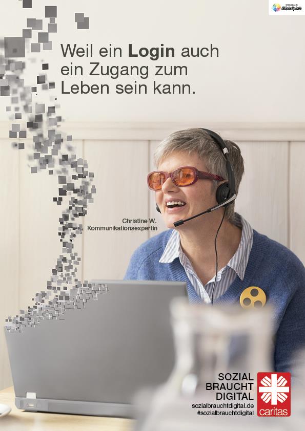 Frau mit Sehbehinderung am PC