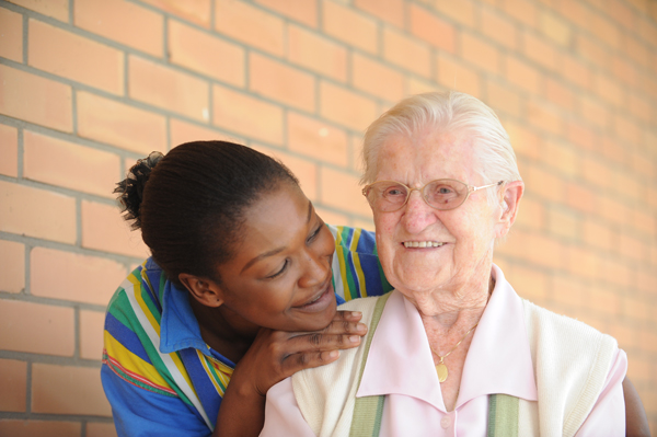 Alte Dame und junge Pflegerin