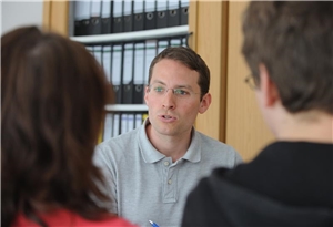 Ein Mann berät ein Paar