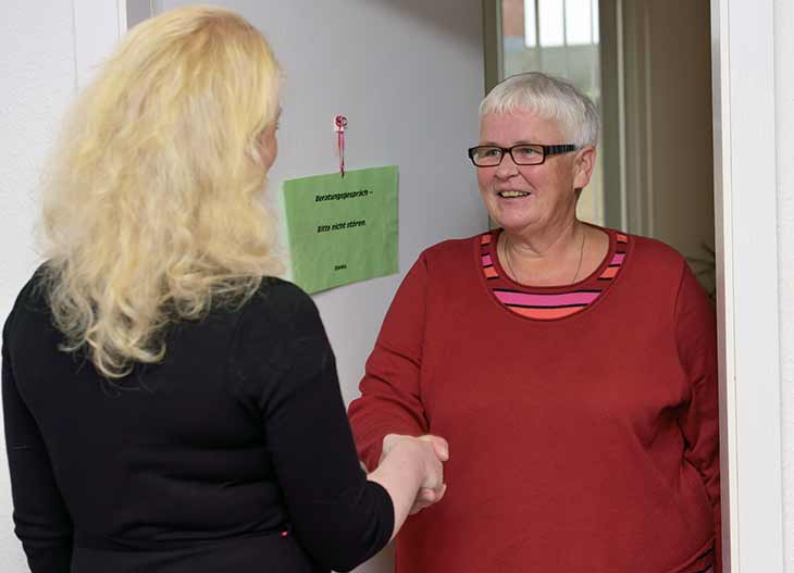 Caritas-Beraterin mit Klientin