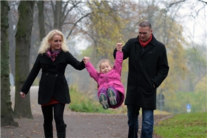 Eltern gehen mit Kind spazieren