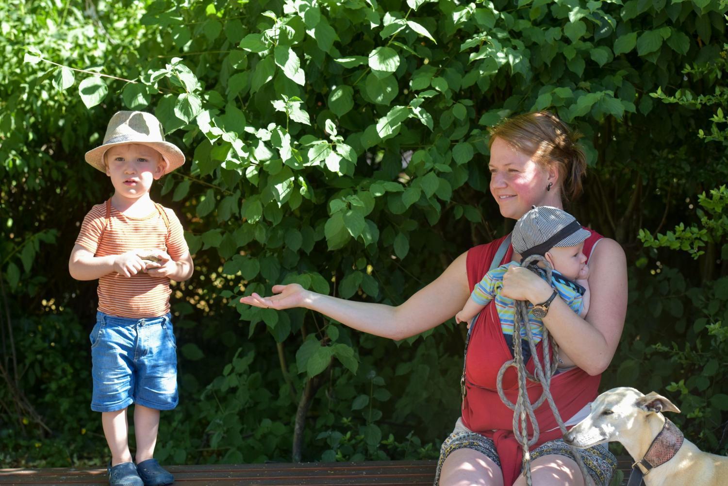 Familienzeit gemeinsam in einem Park.