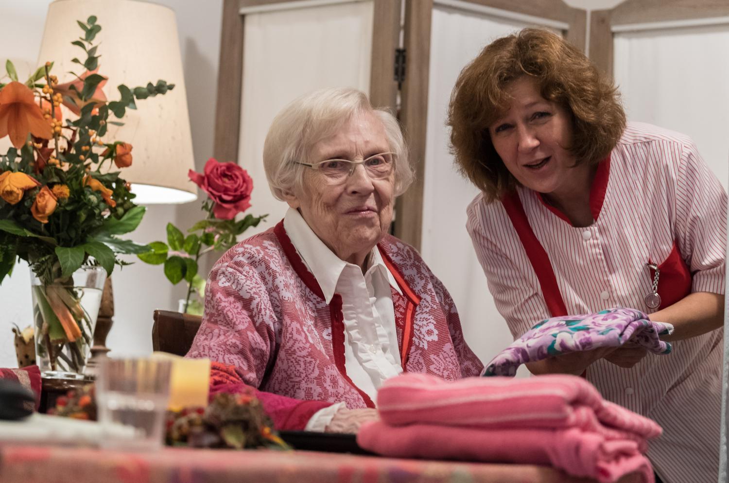 Pflegerin mit alter Dame