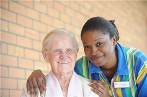 Alte Dame und junge Pflegerin