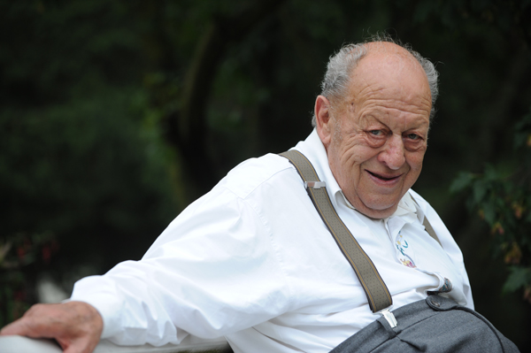 Älterer Herr auf Parkbank