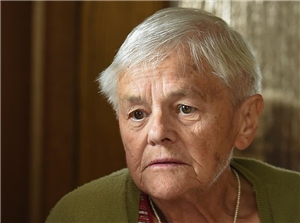 Nachdenkliche alte Frau