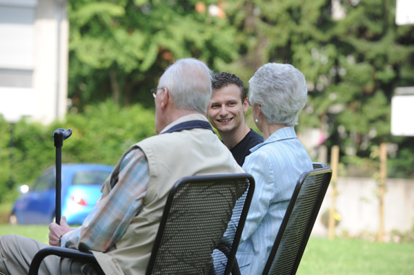 altes Ehepaar mit Pfleger