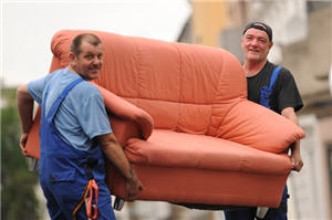 zwei Männer beim Möbel packen