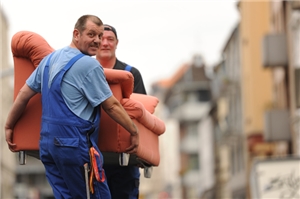 zwei Männer beim Möbel packen