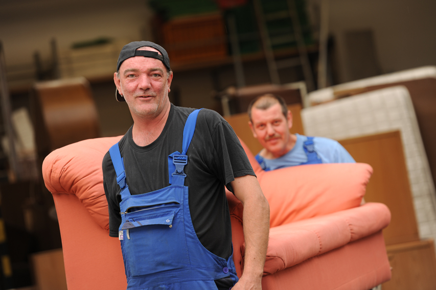 zwei Männer beim Möbel packen