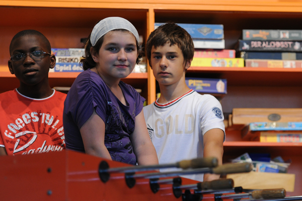 Jugendliche vor einem Tischkicker