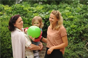 zwei Frauen mit Mädchen