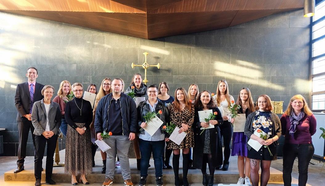 15 Altenpflege-Fachkräfte machten ihr Examen an der AGP Viersen