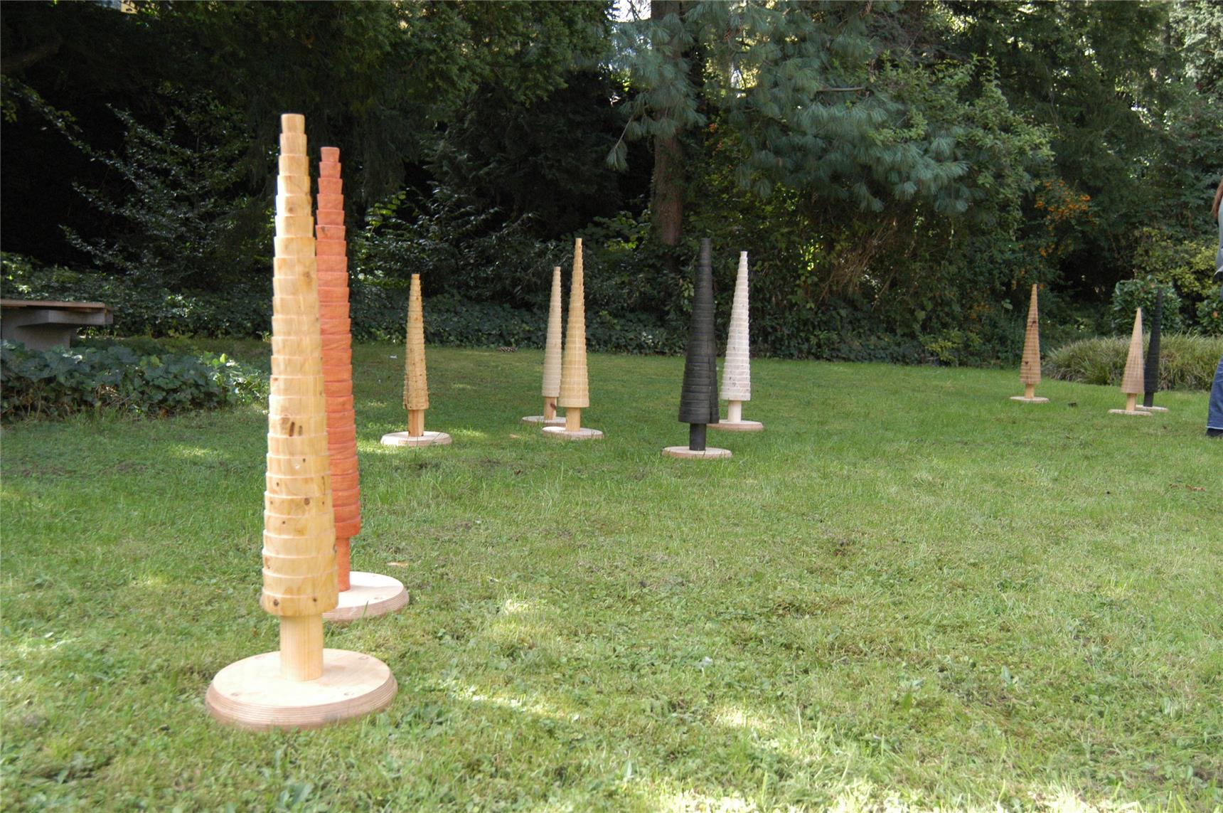 Aus Holz gedrechselte Bäume auf einer Wiese