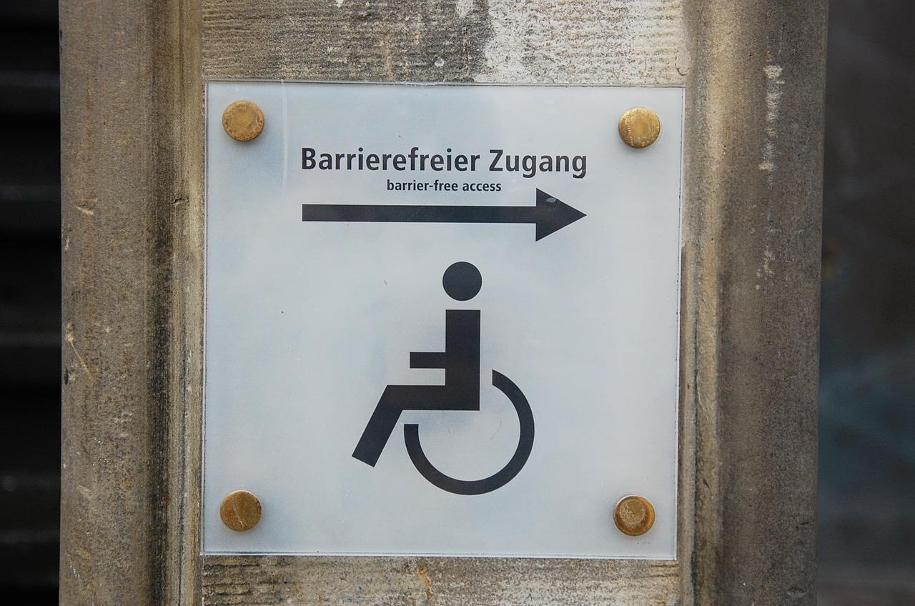 Schild mit Rollstuhlfahrer-Symbol