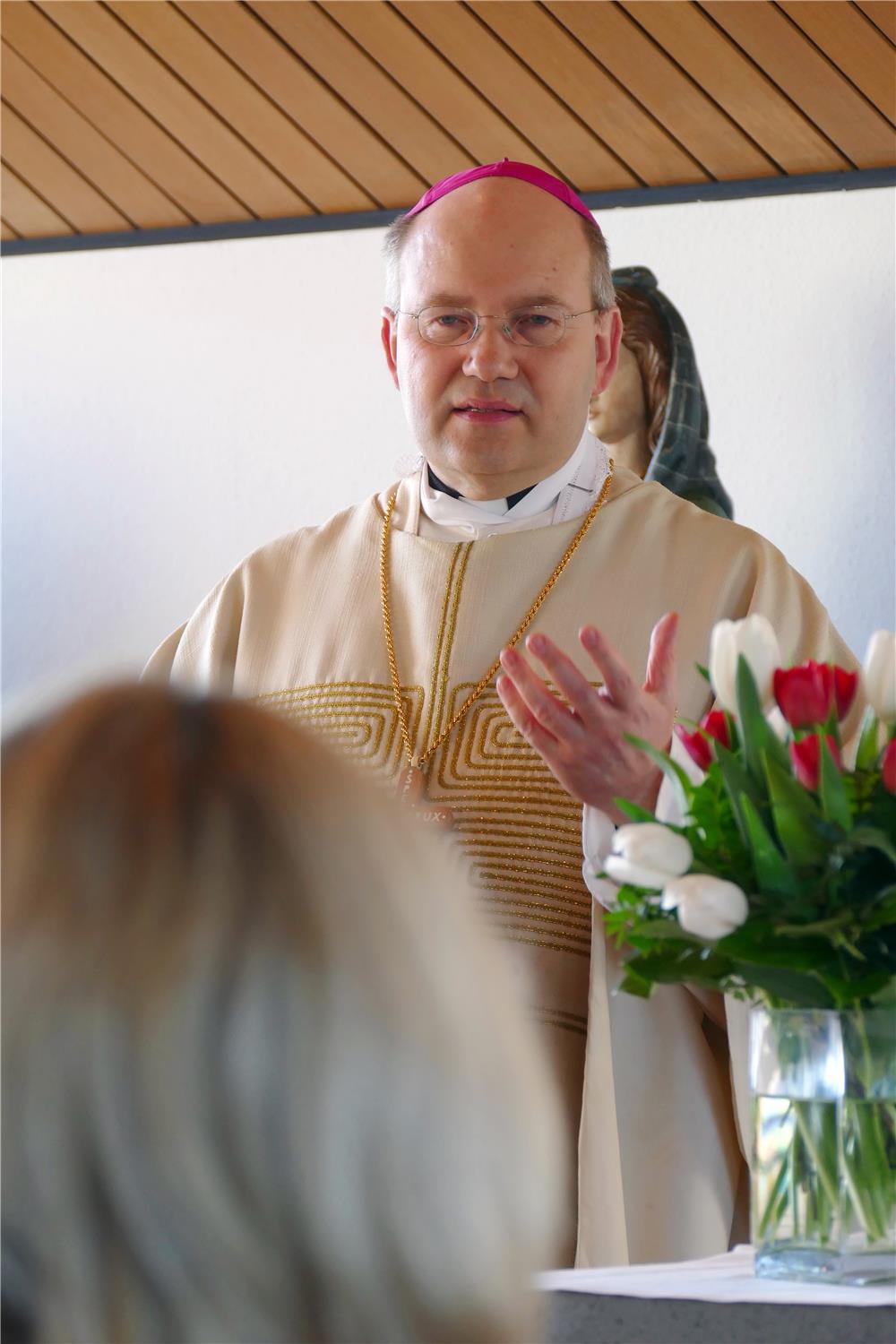 Bischof predigt im Gottesdienst