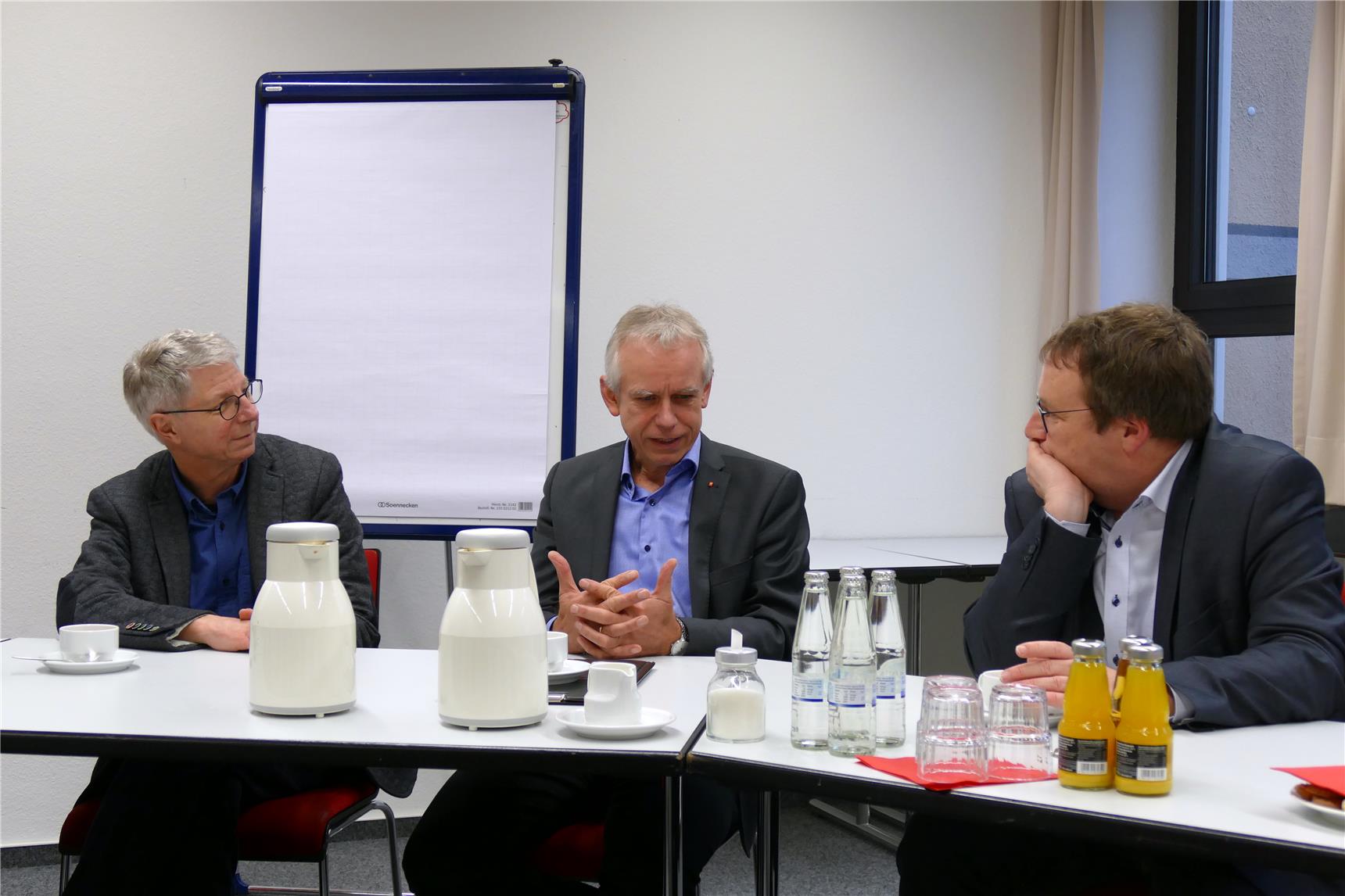 Bundestagsabgeordneter Oliver Krischer informiert sich über E-Mobilität in Caritas-Pflegestationen