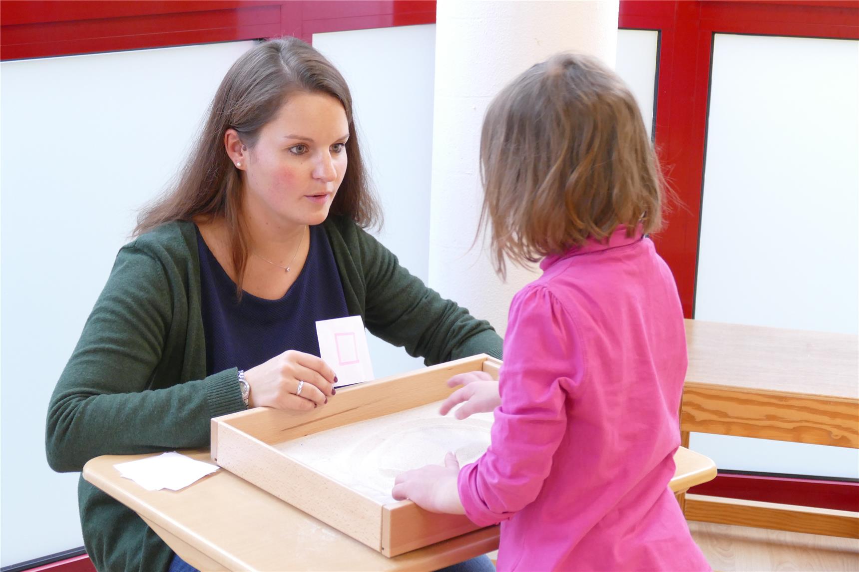 Therapeutin spielt mit Kind