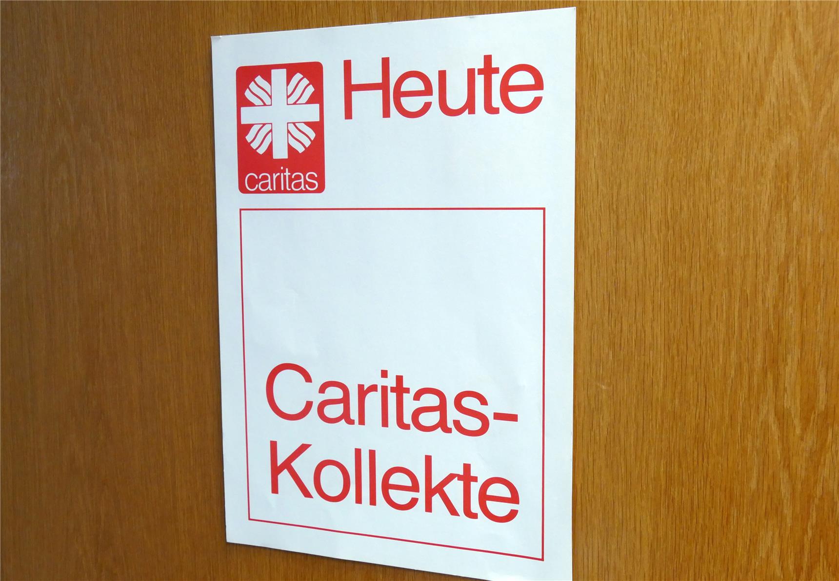 Hinweissschild Heute Caritas-Kollekte an einer Tür