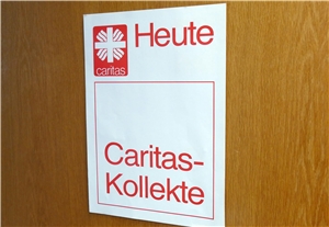 Hinweissschild Heute Caritas-Kollekte an einer Tür