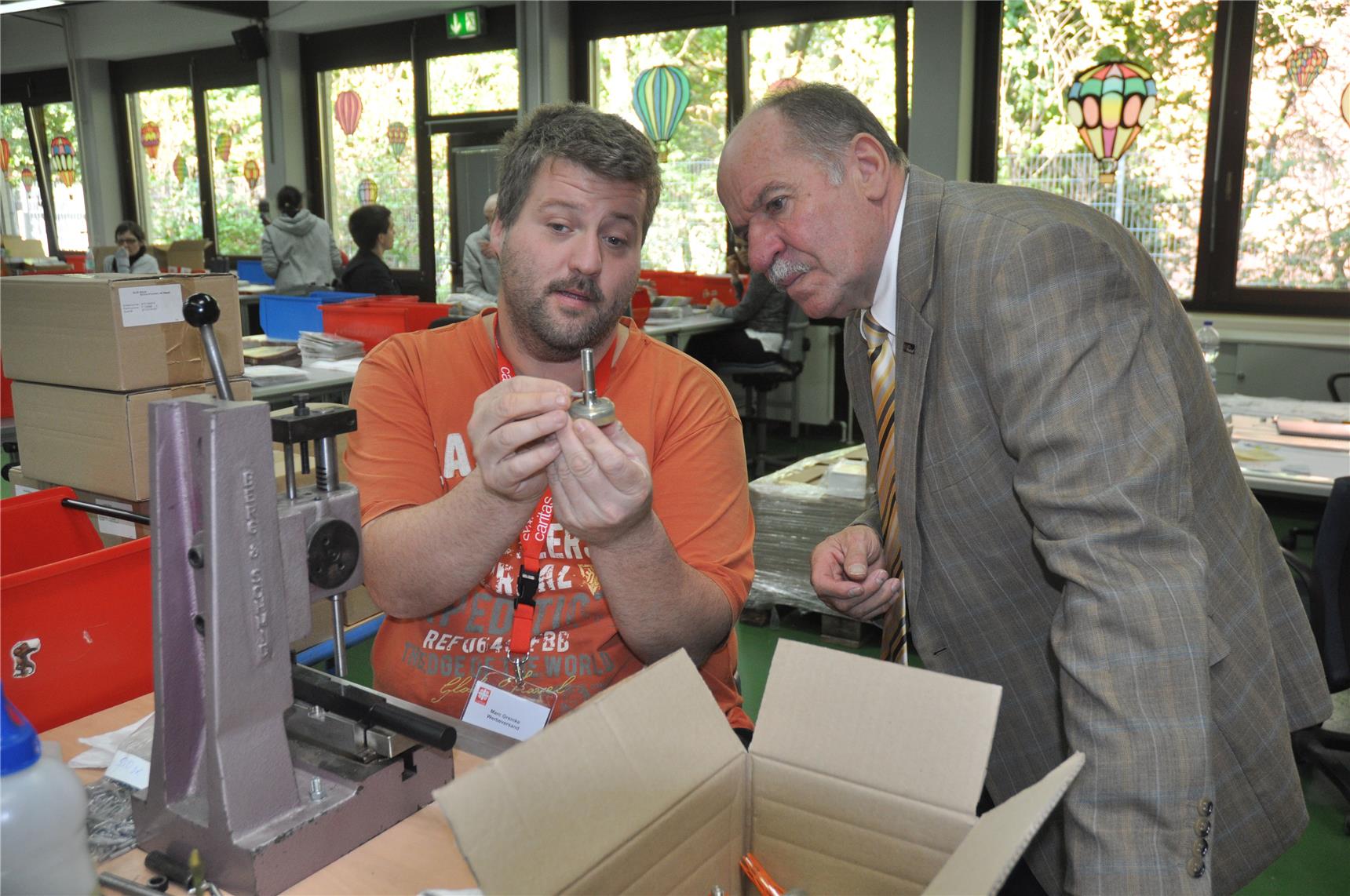 Mann lässt sich in einer Werkstatt etwas erklären