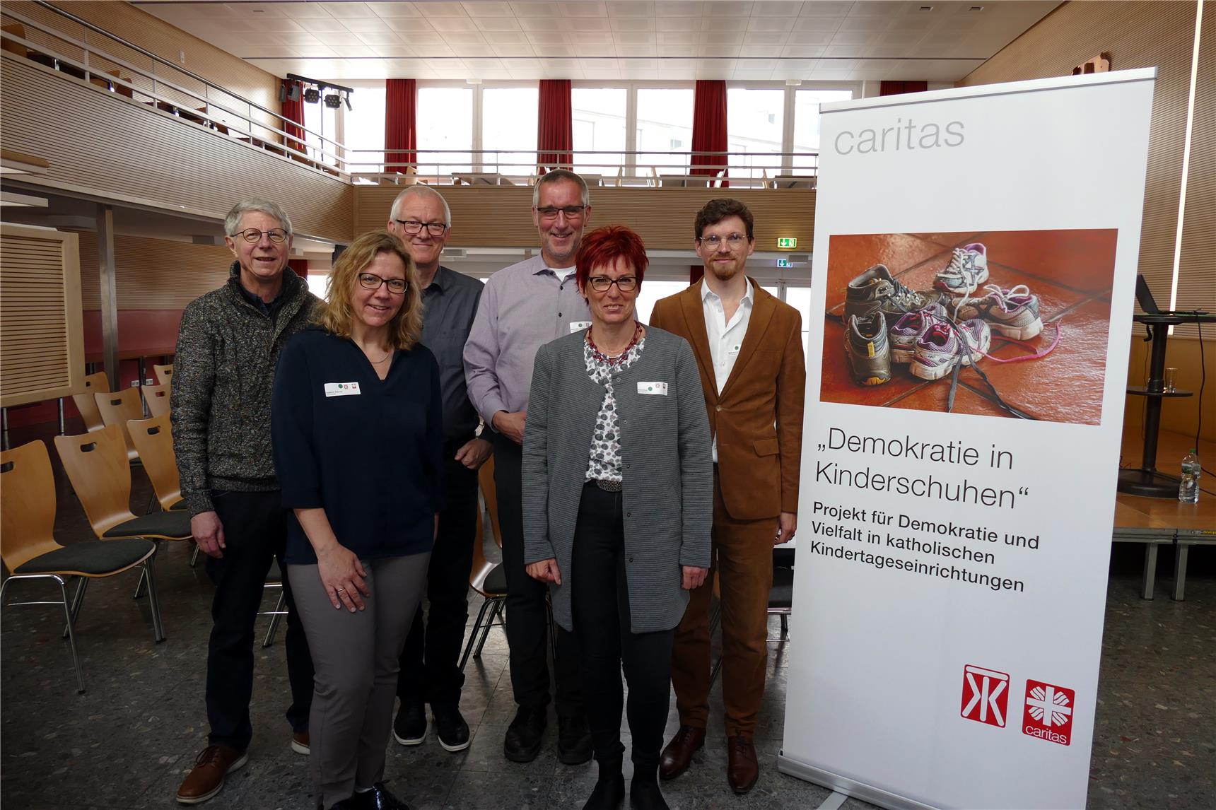 Gruppenfoto mit sechs Erwachsenen Personen