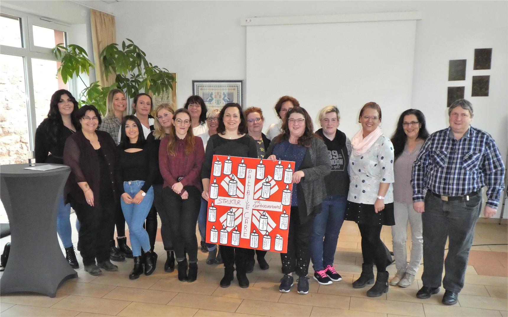 Die 17 Absolventen am Vormittag in Nideggen bei der Vorbereitung der Abschlussveranstaltung