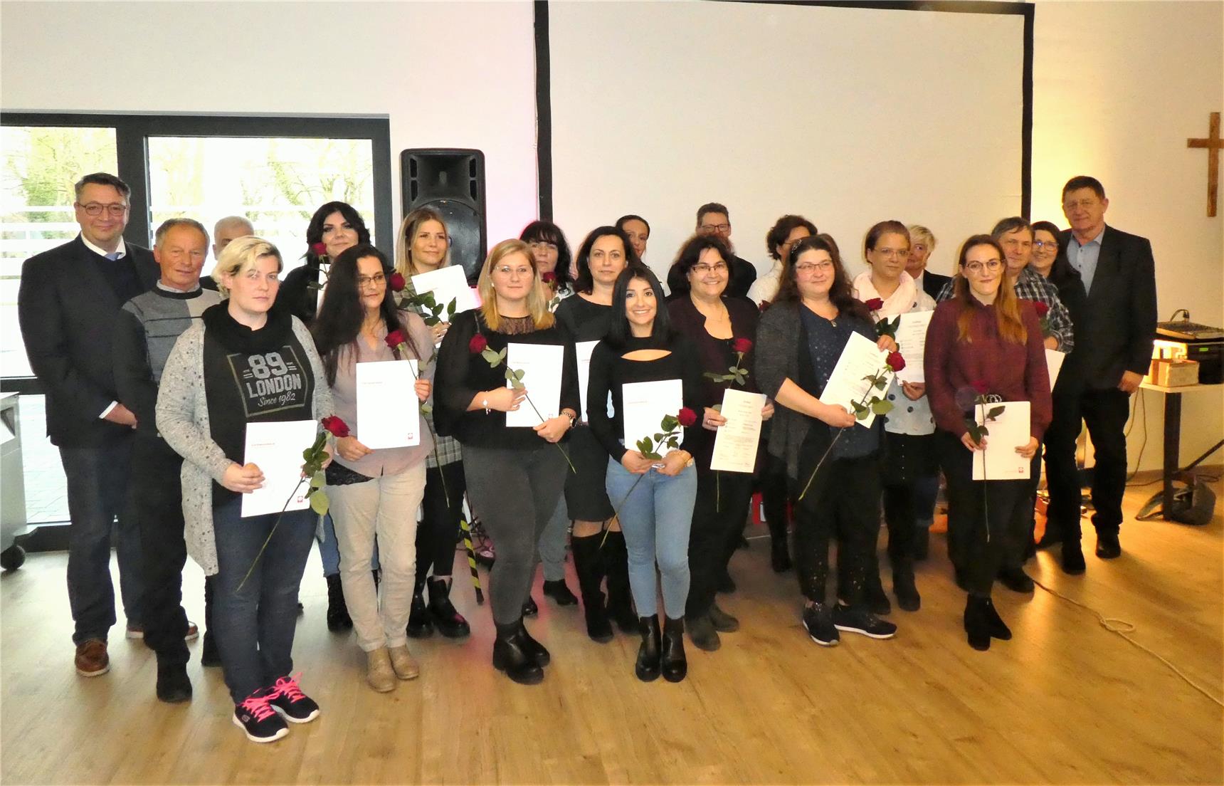 Die 17 Absolventen nach der Zertifikatsverleihung in Düren