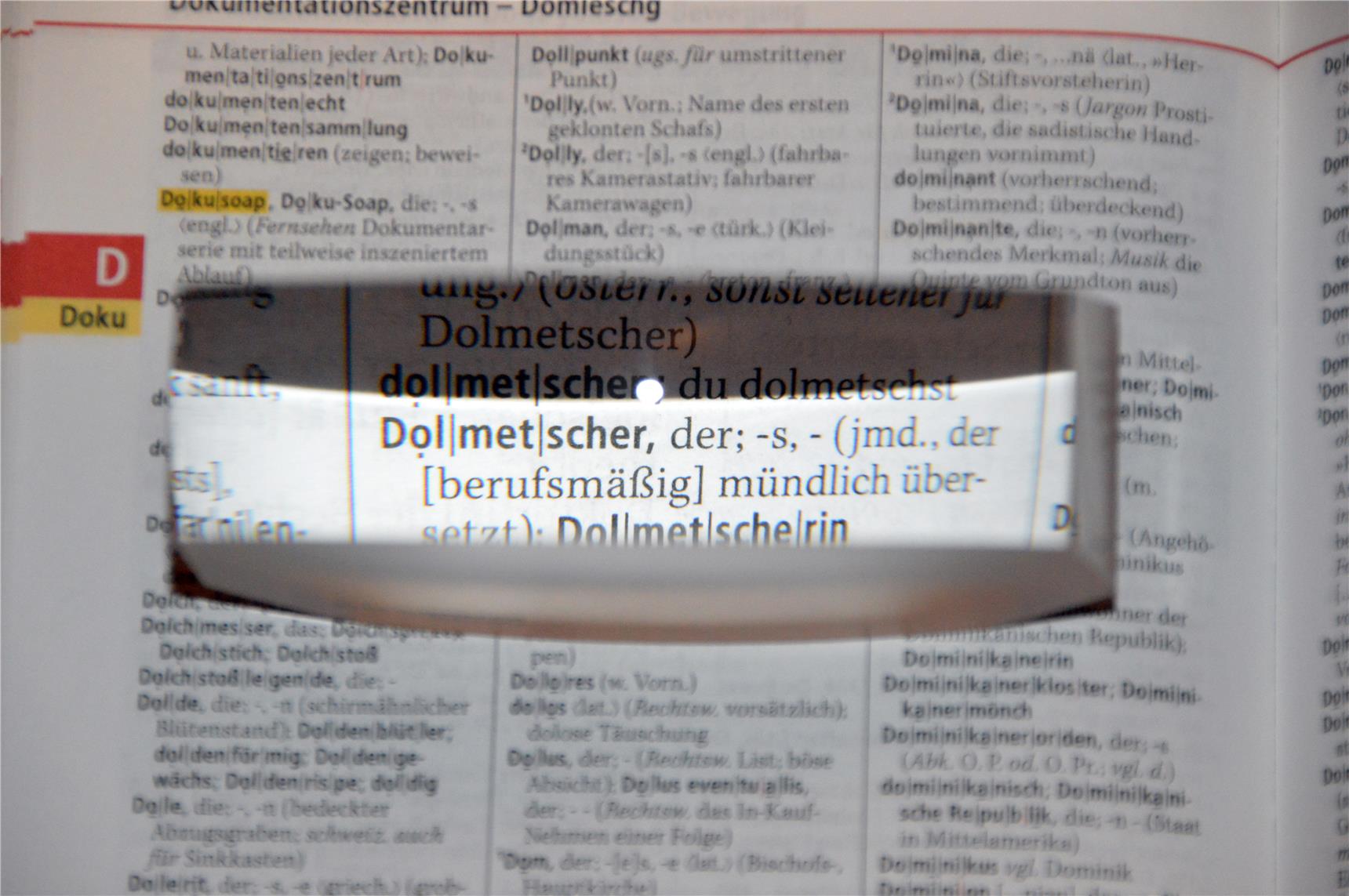 Mit Luper vergrößerter Eintrag Dolmetscher im Duden