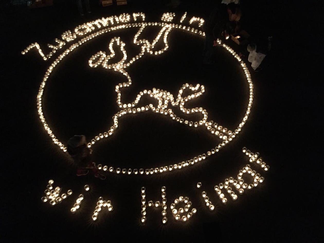 Bild aus Kerzen in der Dunkelheit