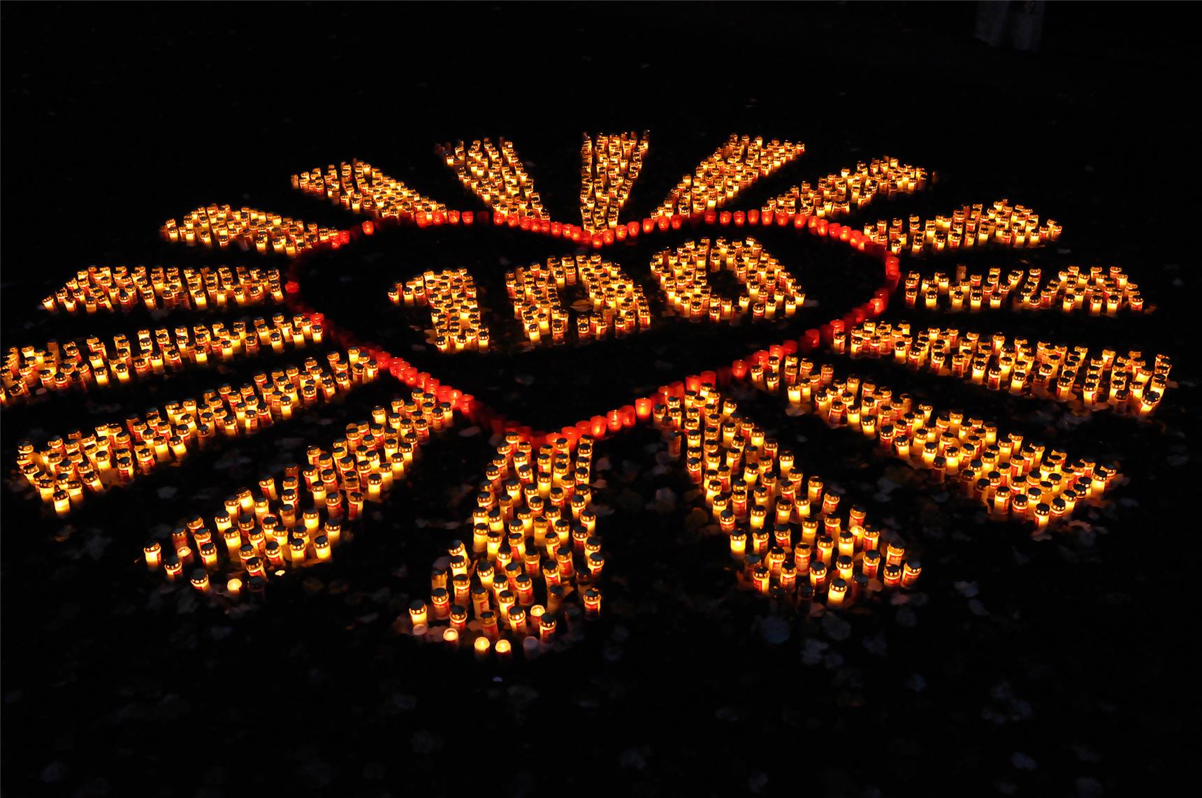 Bild aus Kerzen in der Dunkelheit