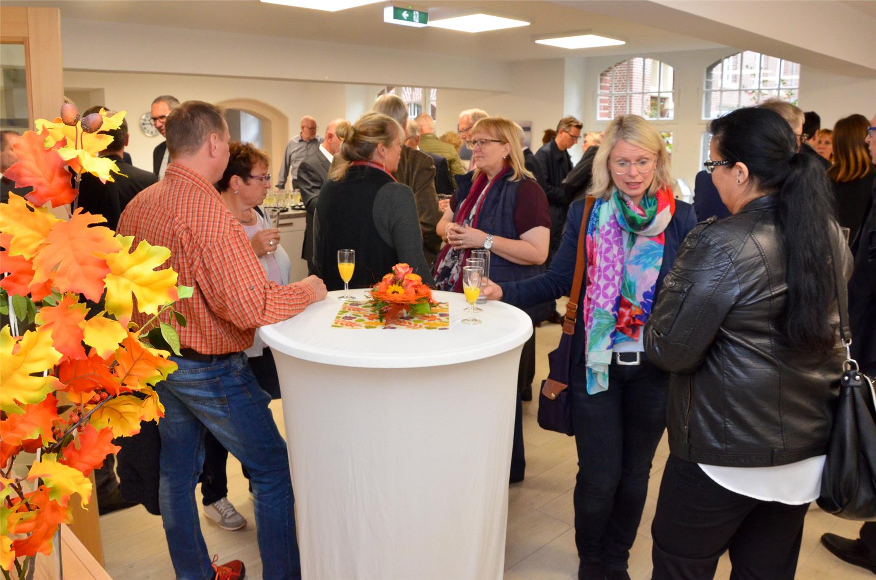 Menschengruppen an Stehtischen