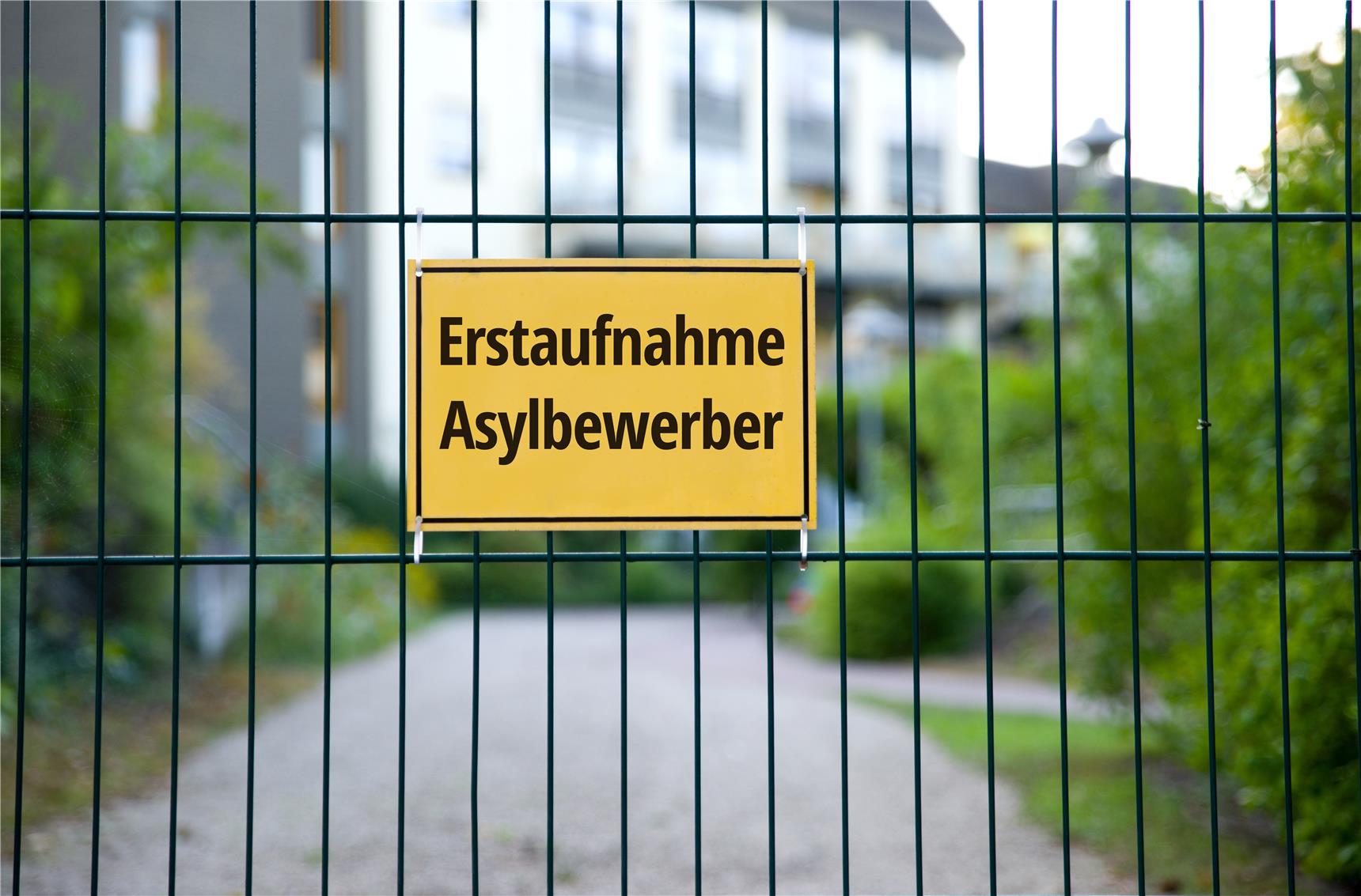 Schild Erstaufnahme Asylbewerber an Bauzaun