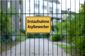 Schild Erstaufnahme Asylbewerber an Bauzaun