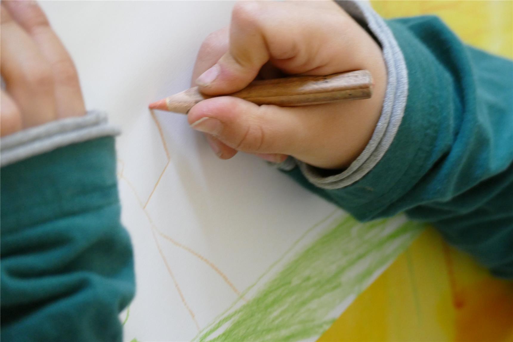 Ein Kind malt ein Bild