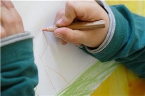 Ein Kind malt ein Bild