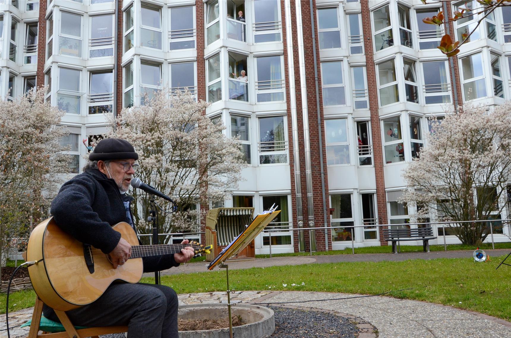 Garten-Konzerte für Senioren: Musik erfreut die Bewohner des Caritaszentrums Rheydt
