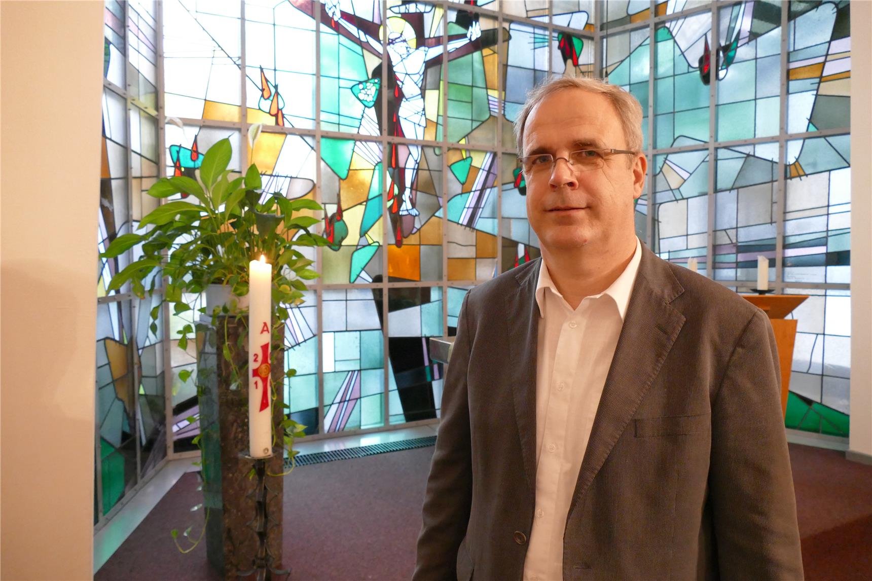 Seelsorger vor Altarraum