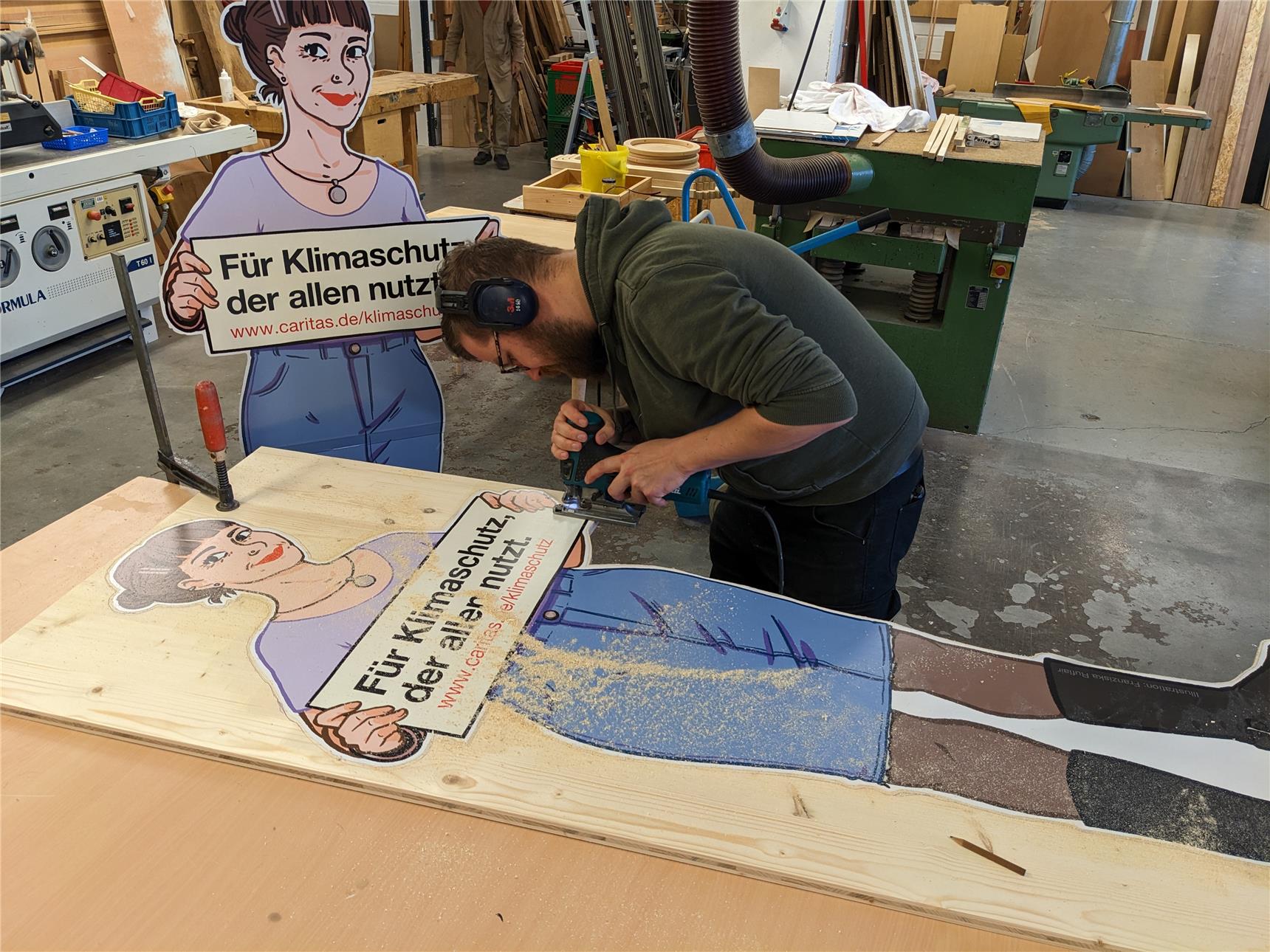 Jenny beim Volksverein Mönchengladbach - Holzwerkstatt