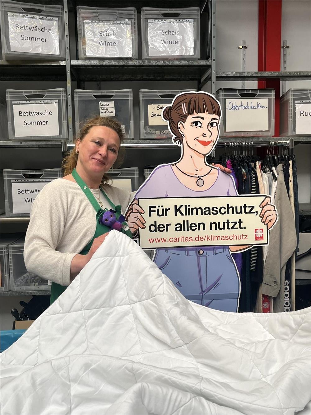 Jenny besucht die Spendensortierung des Volksvereins