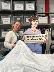 Jenny besucht die Spendensortierung des Volksvereins