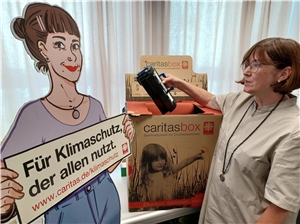 Jenny lernt die Caritas-Box kennen