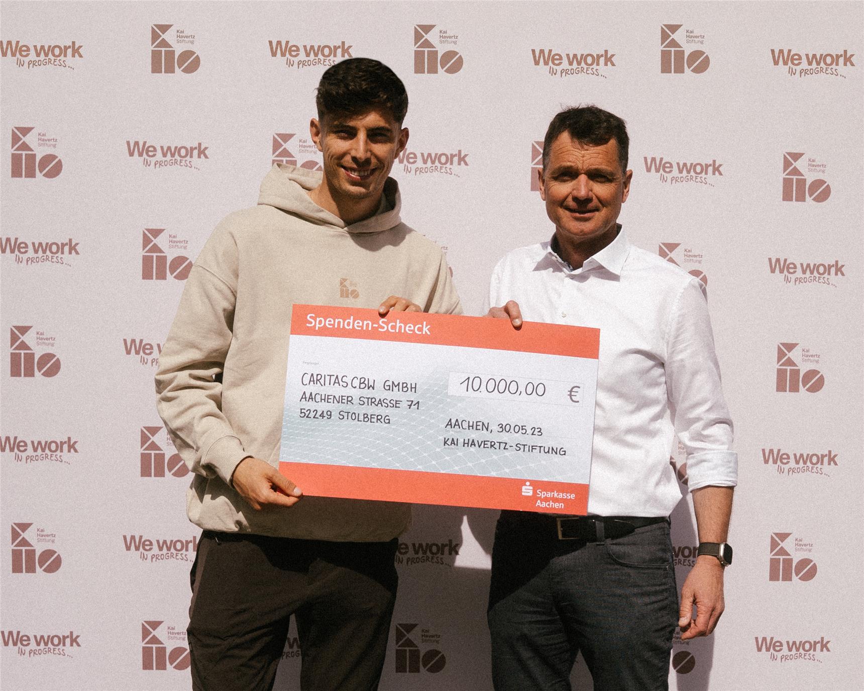 Kai Havertz überreichte CBW-Geschäftsführer Michael Doersch eine dicke Spende.