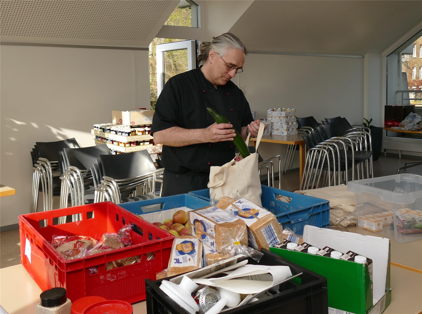 Ein Mann packt eine Tüte mit Lebensmitteln